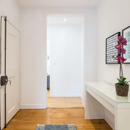 Appartamento Three Bedroom In Historical Centre -bairro Alto Lisbona